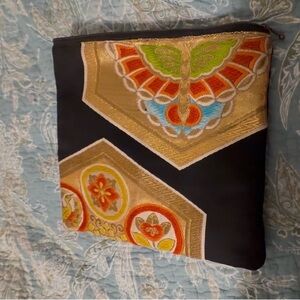 Vintage Japanese inspired handbag.  Zipper opening. Used, but good condition